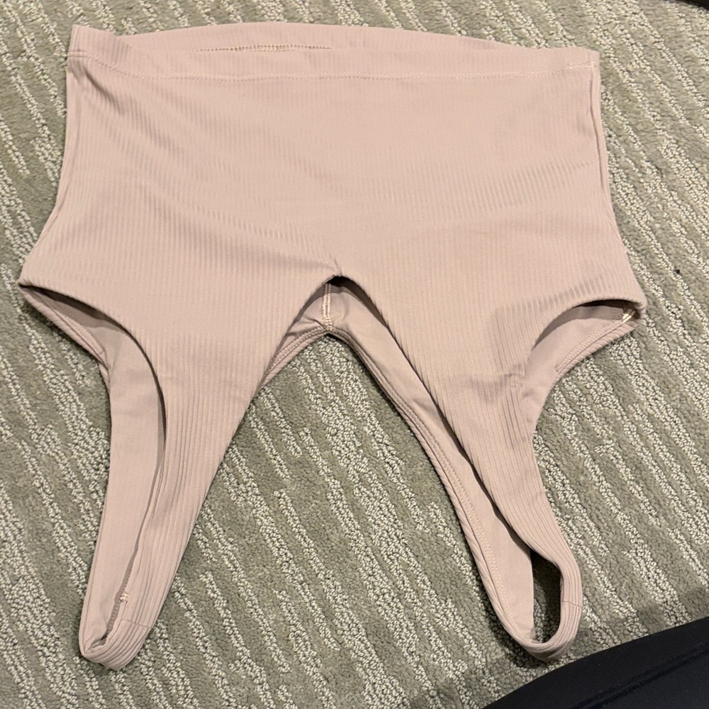 Athleta NWOT | Women’s Ribbed V-Neck Crop Tank Top - Taupe 🤍 - Picture 4 of 6